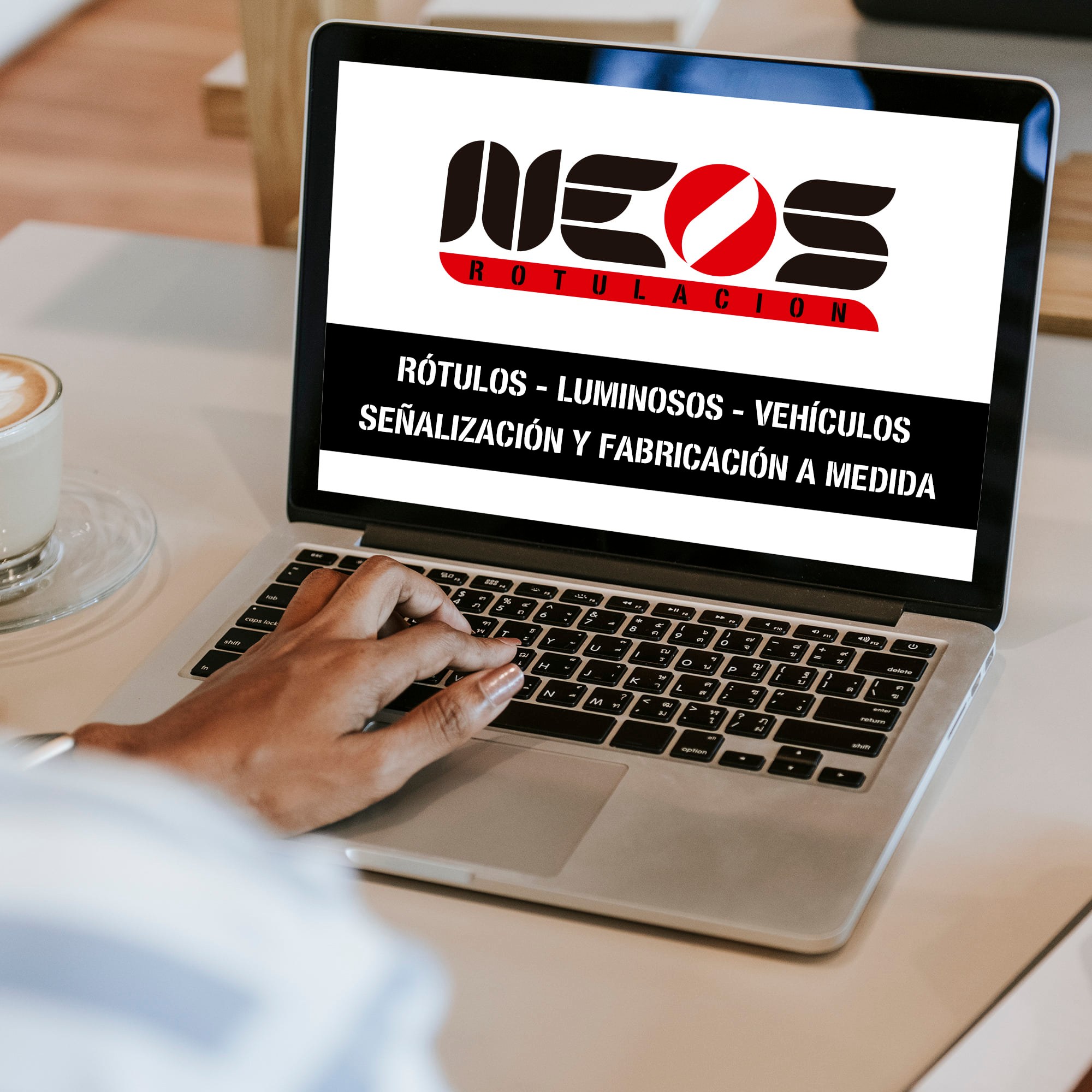 Neos Rotulación y señalética, cartelería en cualquier tamaño y formato para fachadas, escaparates, interiores, furgonetas y camiones, letras corpóreas, vallas publicitarias. En El Puerto de Santa María (Cádiz)